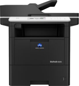Konica Minolta bizhub 5020i - מבט קדמי, תווית דגם קריאה על גוף המכשיר (מקור: Konica Minolta רשמי)