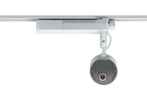 מקרן לייזר Epson LightScene EV-110 מותקן על מסילת תאורה