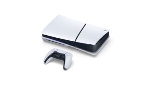Sony PlayStation 5 Slim CFI-2116A - זווית פרספקטיבה עם בקר