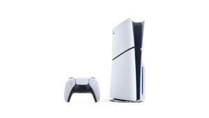Sony PlayStation 5 Slim CFI-2116A - זווית צד עם בקר DualSense