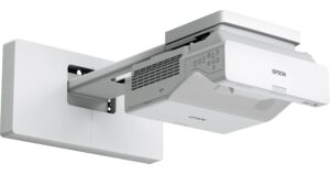מקרן אינטראקטיבי Epson EB-760Wi מותקן על קיר, מבט מלפנים בזווית