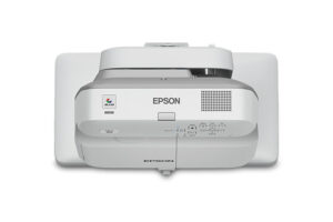 מקרן Epson EB-685W טווח קצר במיוחד מבט חזיתי ישר על הלוח