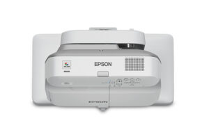 מקרן אינטראקטיבי Epson EB-685Wi מותקן על קיר, מבט קדמי ישר