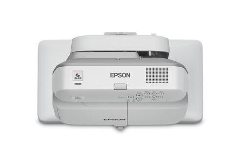 מקרן אינטראקטיבי Epson EB-685Wi מותקן על קיר, מבט קדמי ישר