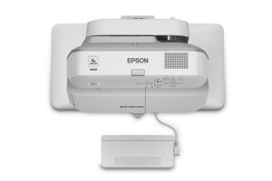 מקרן Epson EB-695Wi אינטראקטיבי מותקן על קיר עם מודול מגע אצבע - מבט קדמי