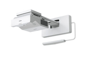 מקרן Epson EB-770Fi מותקן על קיר עם עט אינטראקטיבי