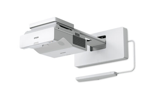 מקרן Epson EB-770Fi מותקן על קיר עם עט אינטראקטיבי