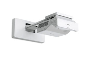 מקרן Epson EB-770Fi מותקן על קיר מבט נוסף