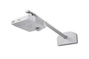 מקרן Epson EB-L210SW מותקן על זרוע קיר