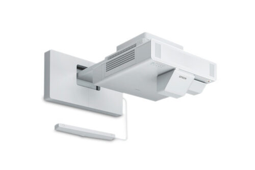 מקרן Epson EB-1485Fi מותקן על קיר, זווית ימין