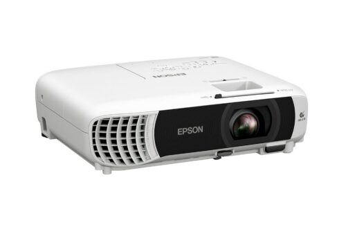 מקרן Epson EB-FH08 מבט מזווית, רקע לבן