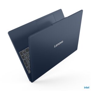 Lenovo IdeaPad Slim 3 15IRU10 - מבט פתוח מזווית, כחול קוסמי