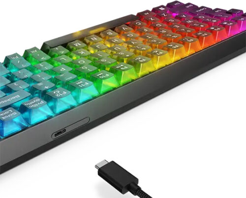 Lenovo Legion K510 Mini Pro - תקריב על יציאת החיבור USB-C והכבל הנשלף