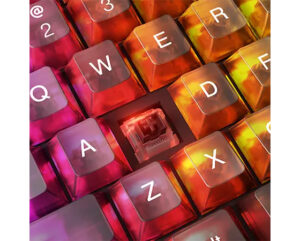 Lenovo Legion K510 Mini Pro - תקריב על הקייקאפים השקופים ותאורת ה-RGB