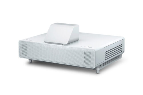 מקרן Epson EB-800F מבט מזווית, רקע לבן