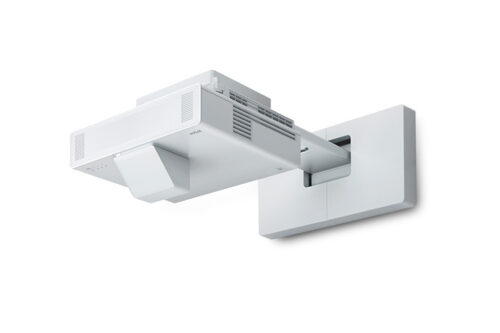 מקרן Epson EB-800F מותקן על זרוע קיר