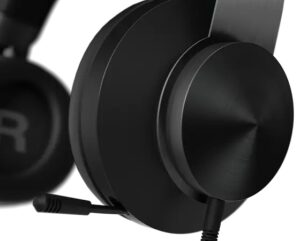 Lenovo Legion H500 Pro - תקריב על כרית האוזן והמיקרופון הנשלף