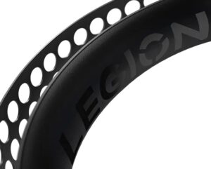 Lenovo Legion H500 Pro - תקריב על לוגו Legion בקשת הראש