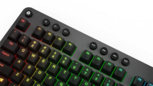 Lenovo Legion K500 RGB - תקריב על מקשי הפונקציה ומקשי המדיה