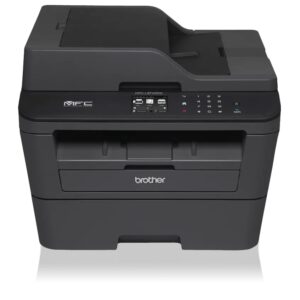 Brother MFC-L2740DW - מבט קדמי, תווית דגם קריאה על צג ה-LCD (מקור: Brother רשמי)