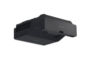 מקרן Epson EB-775F מבט מזווית עם רגלי עמידה