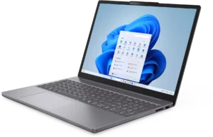 Lenovo IdeaPad Slim 3 15IRH10 - מבט בזווית 3/4 על המחשב הנייד פתוח