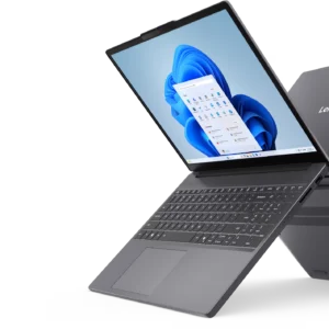 Lenovo IdeaPad Slim 3 15IRH10 - שני מחשבים ניידים, אחד פתוח עם מסך Windows ואחד סגור עם לוגו Lenovo